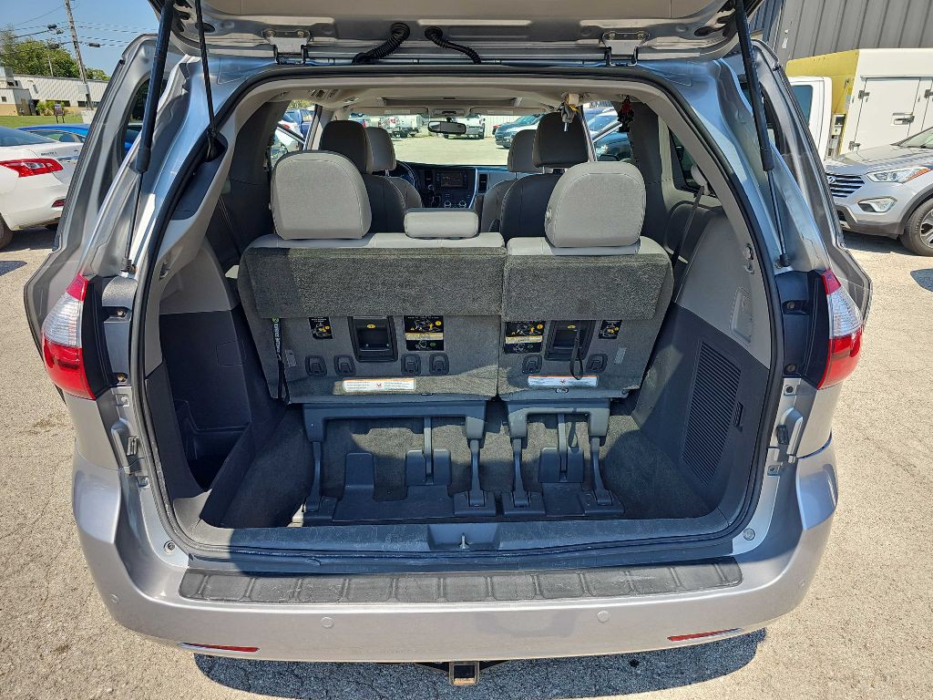 2017 Toyota Sienna Image 37