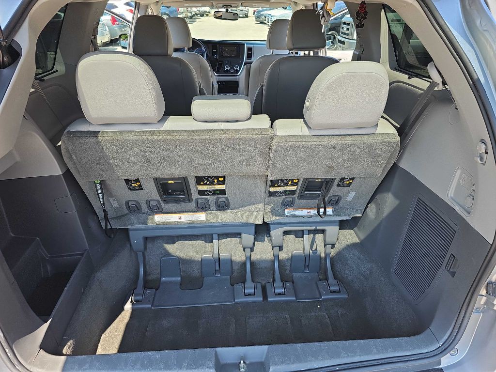 2017 Toyota Sienna Image 38