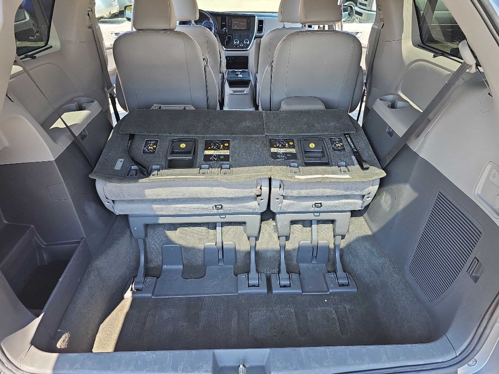 2017 Toyota Sienna Image 39