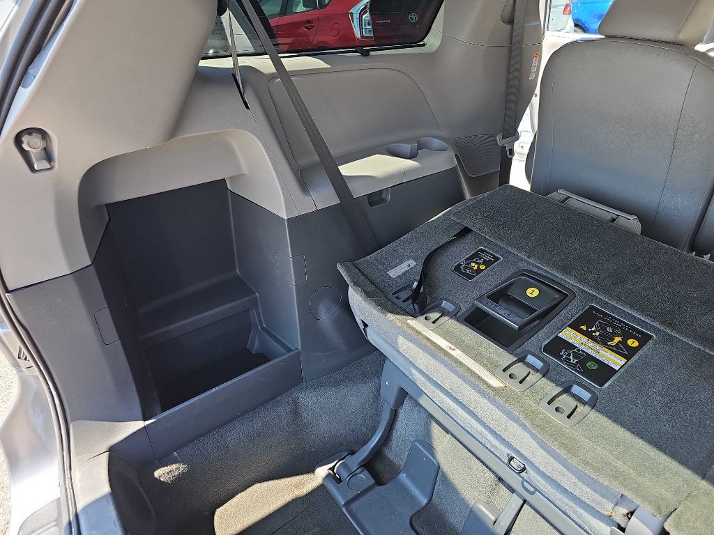 2017 Toyota Sienna Image 40