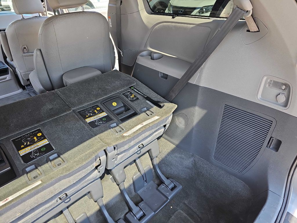 2017 Toyota Sienna Image 41