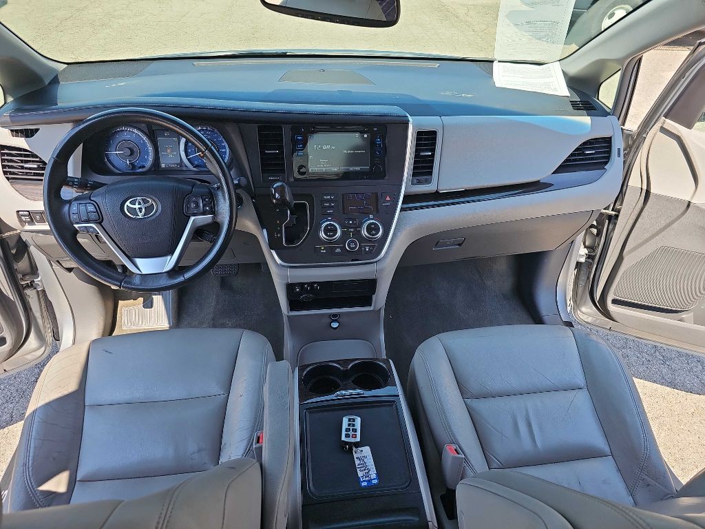 2017 Toyota Sienna Image 43
