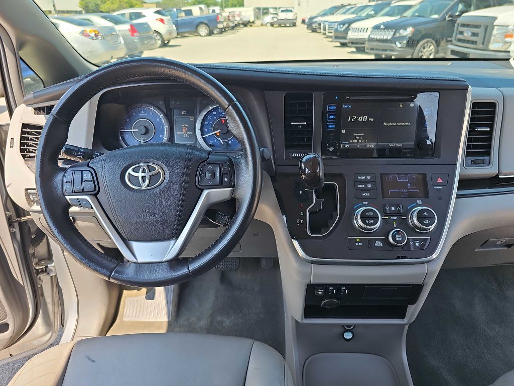 2017 Toyota Sienna Image 44