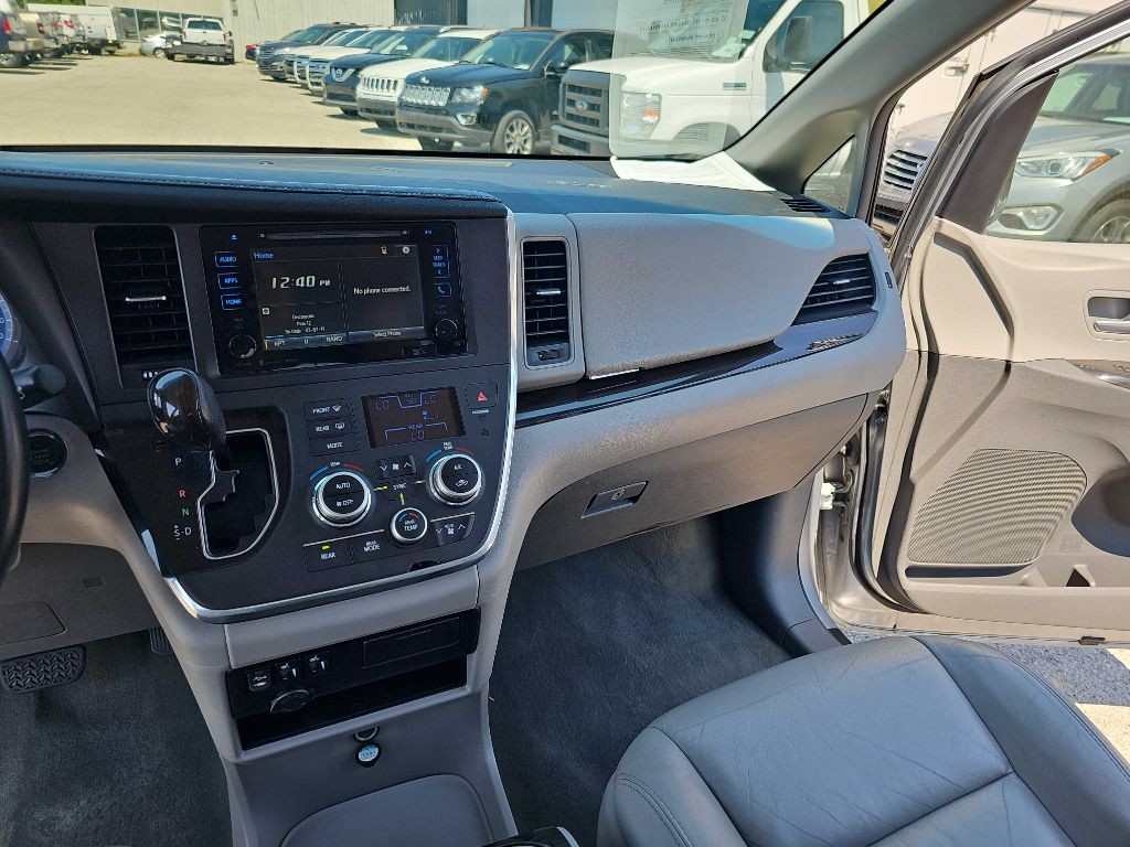 2017 Toyota Sienna Image 45
