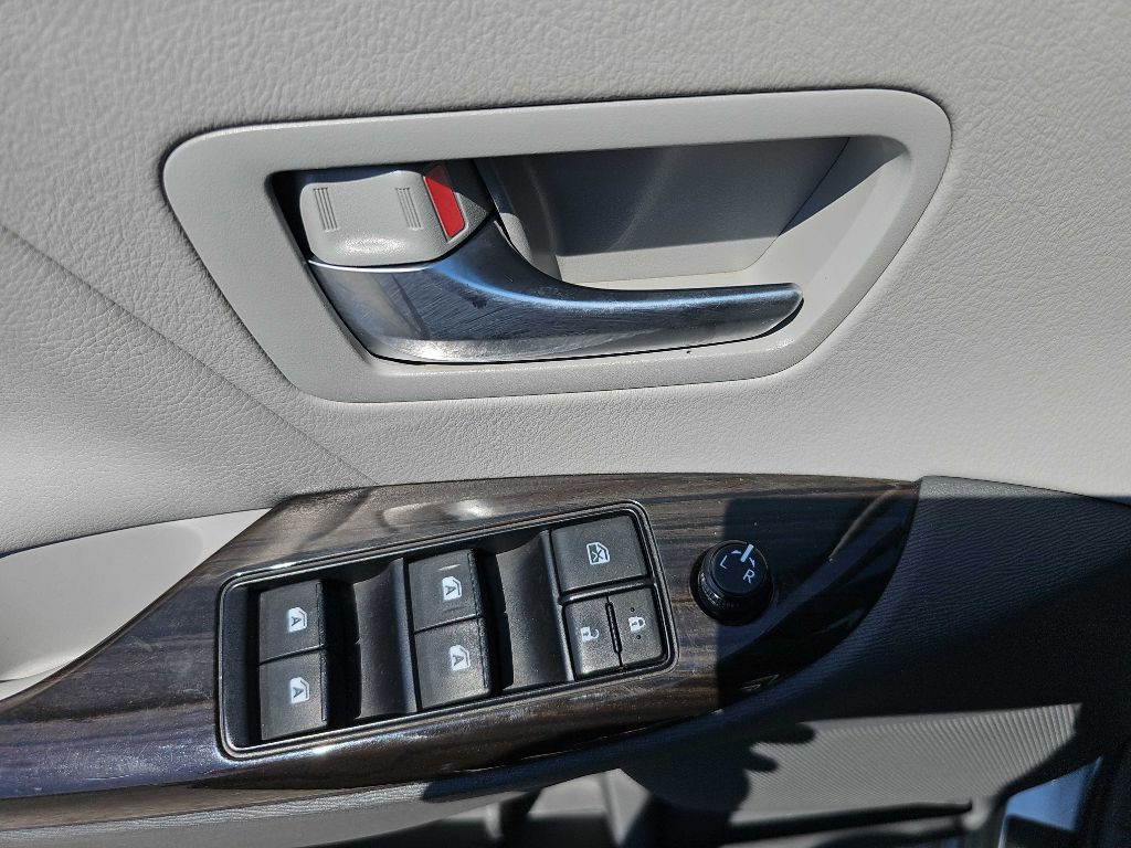 2017 Toyota Sienna Image 46