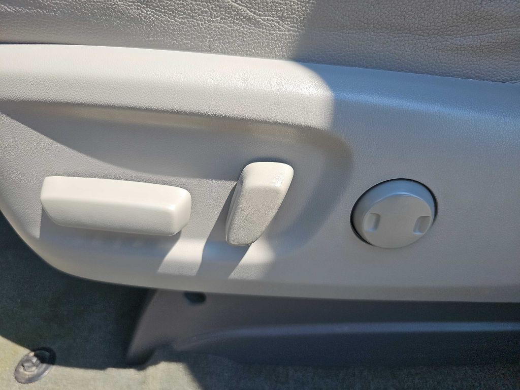 2017 Toyota Sienna Image 47