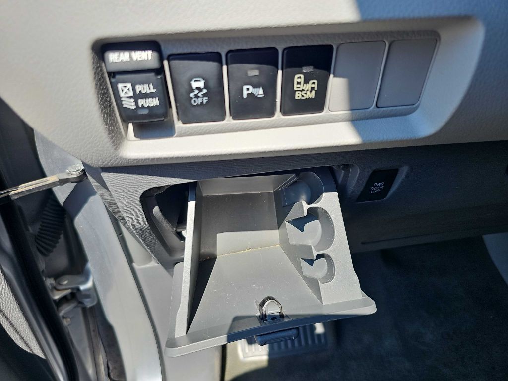2017 Toyota Sienna Image 50