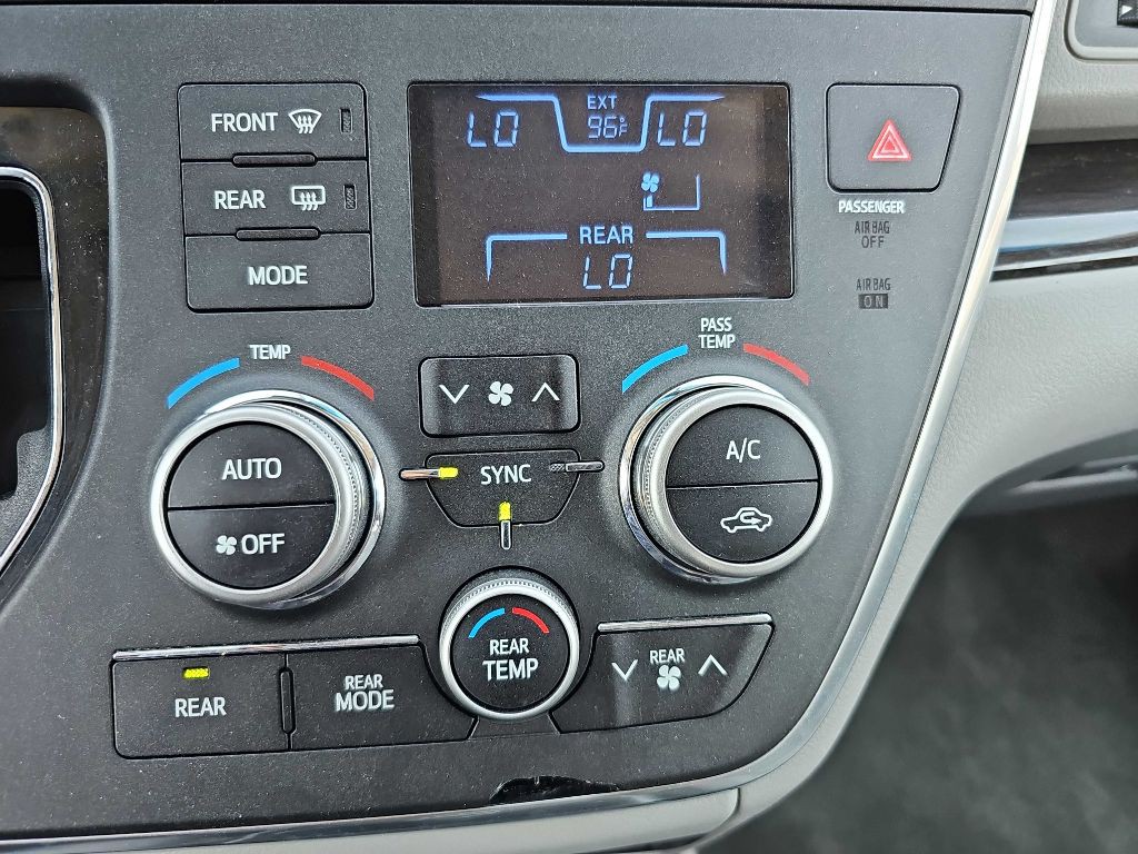 2017 Toyota Sienna Image 63