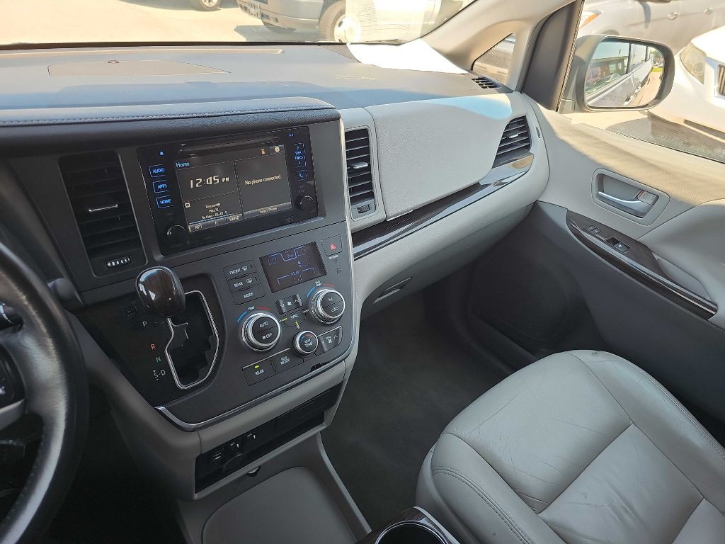 2017 Toyota Sienna Image 75