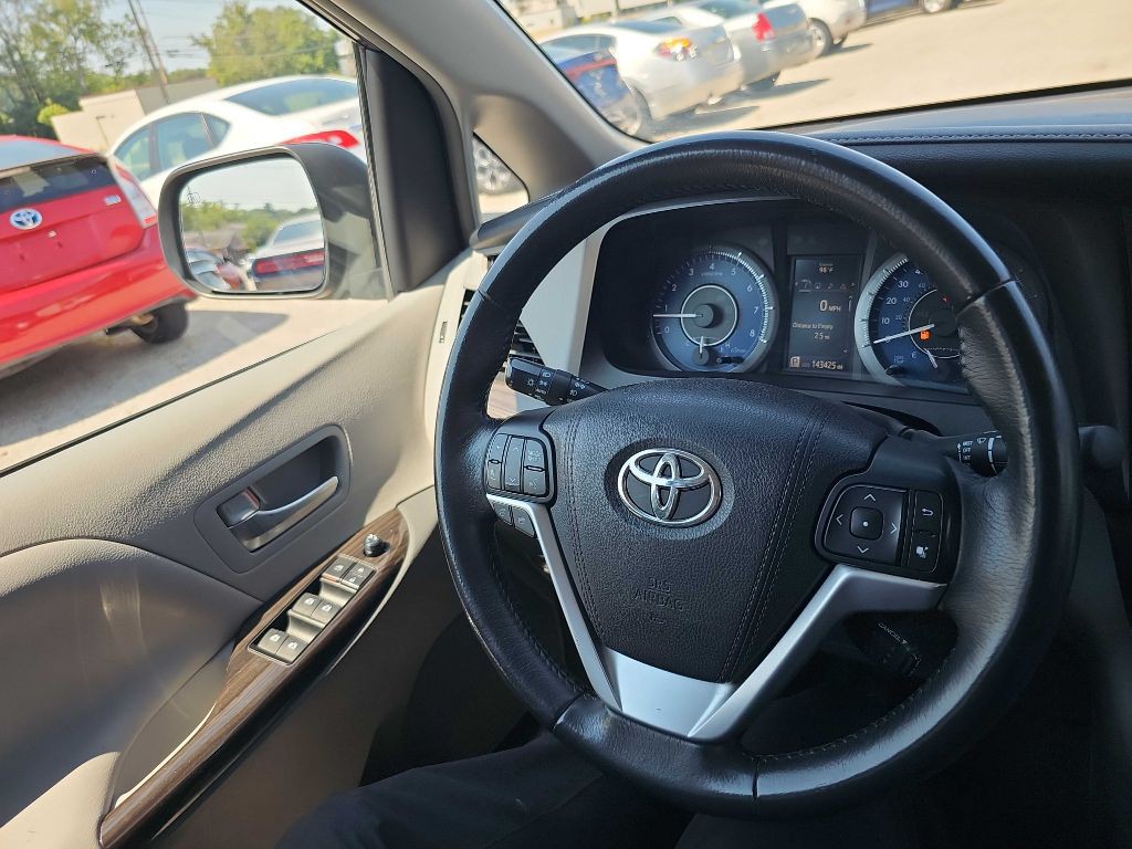 2017 Toyota Sienna Image 77