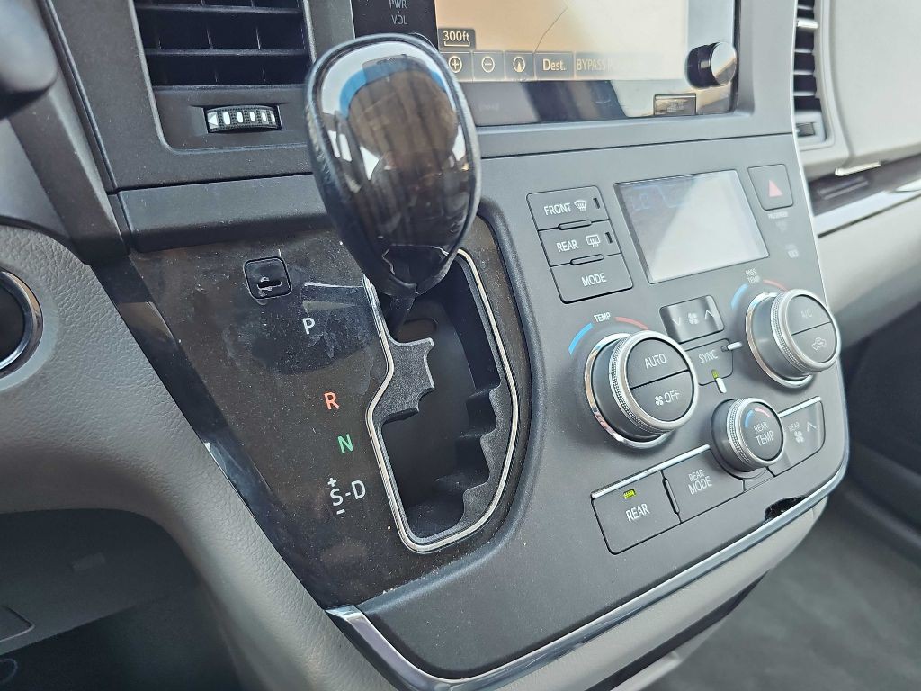 2017 Toyota Sienna Image 83