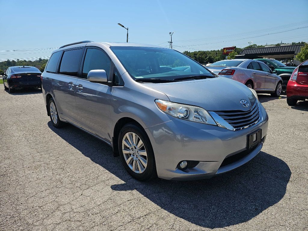 2017 Toyota Sienna Image 3