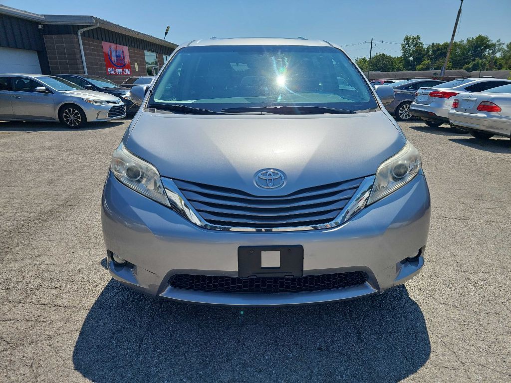 2017 Toyota Sienna Image 5