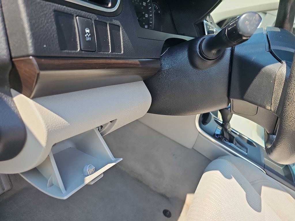 2015 Toyota Camry Image 30