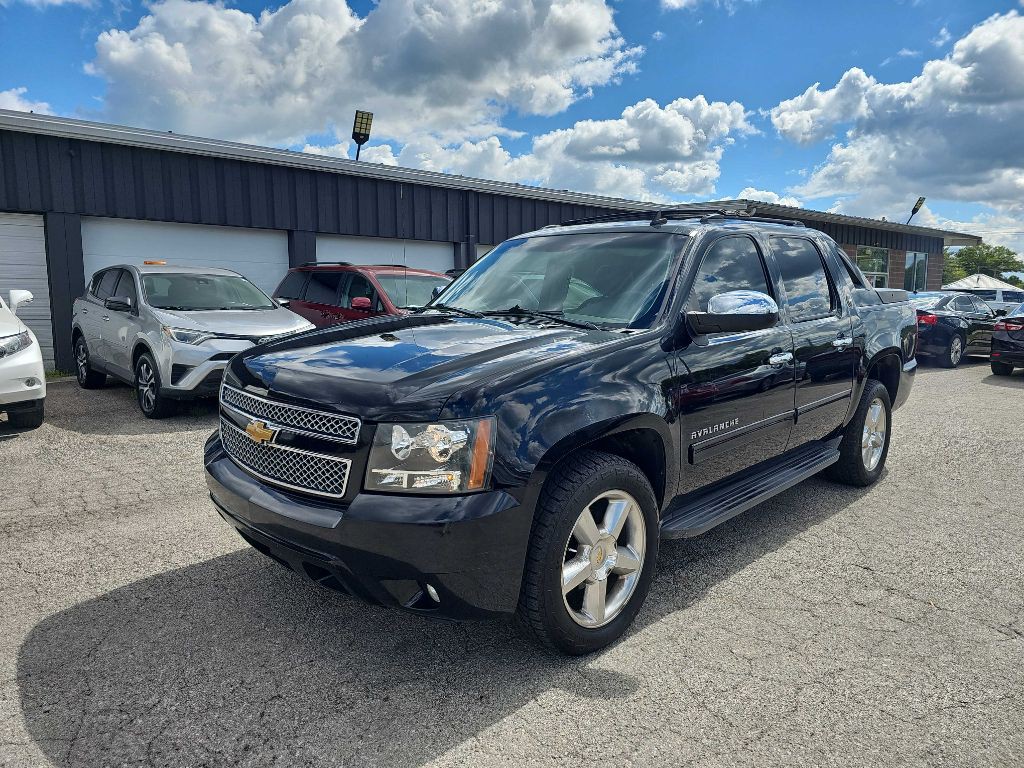 2013 Chevrolet Avalanche Image 1