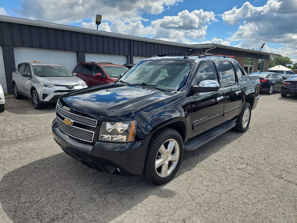2013 Chevrolet Avalanche Image 2