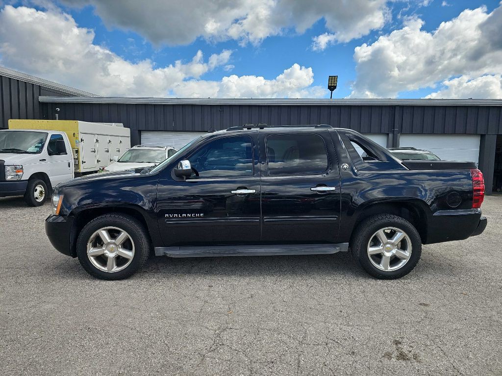 2013 Chevrolet Avalanche Image 8