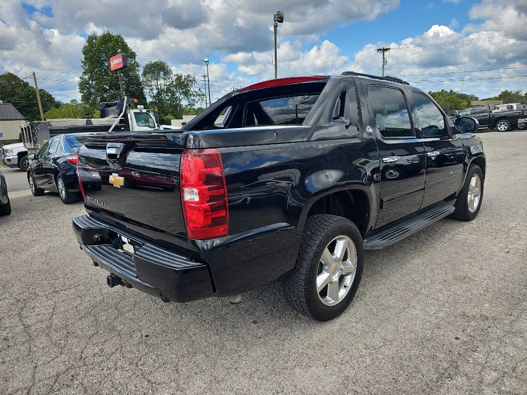 2013 Chevrolet Avalanche Image 10