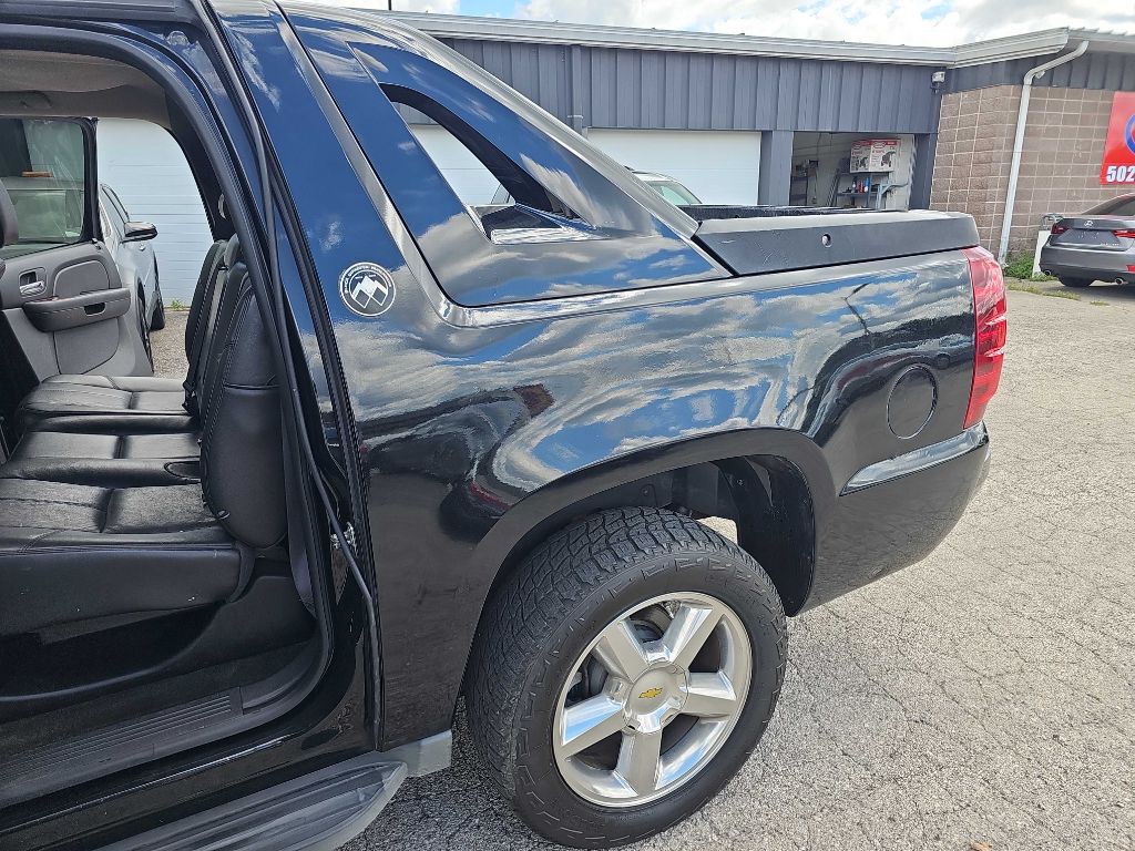2013 Chevrolet Avalanche Image 15