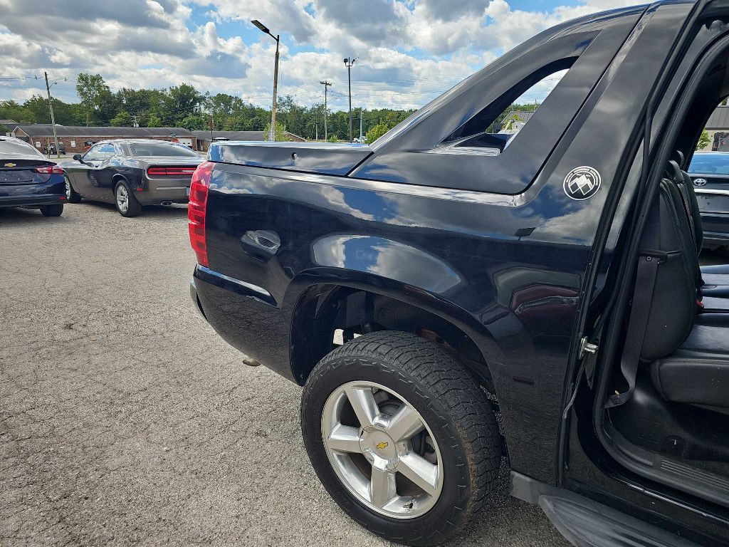 2013 Chevrolet Avalanche Image 16