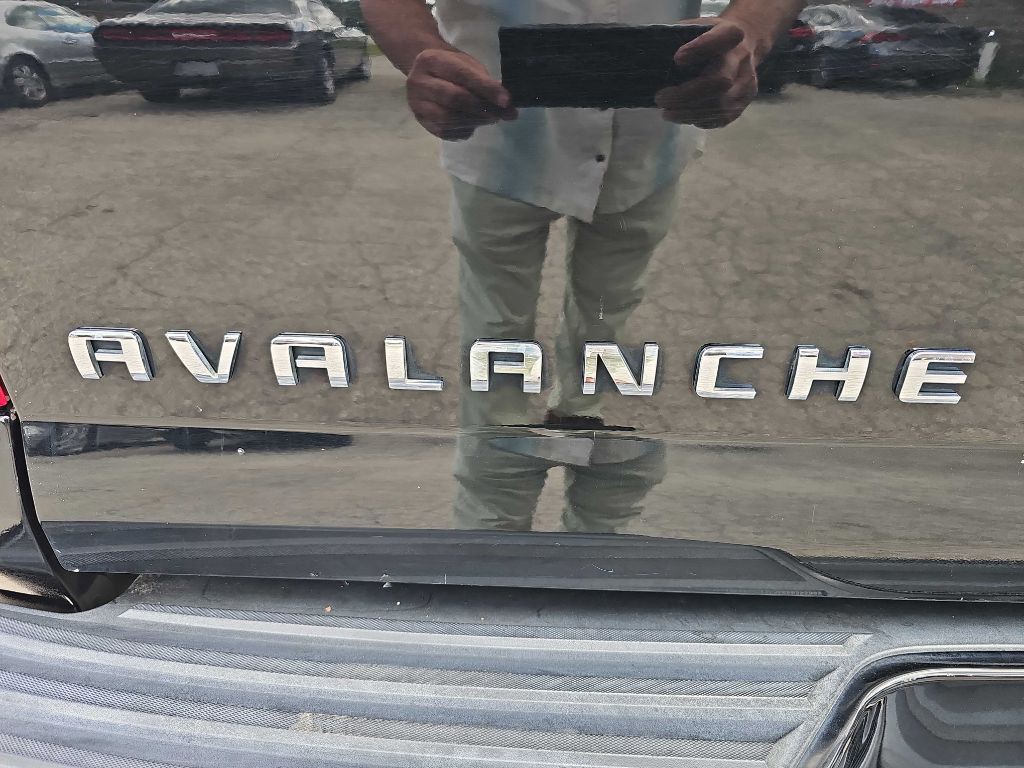 2013 Chevrolet Avalanche Image 17