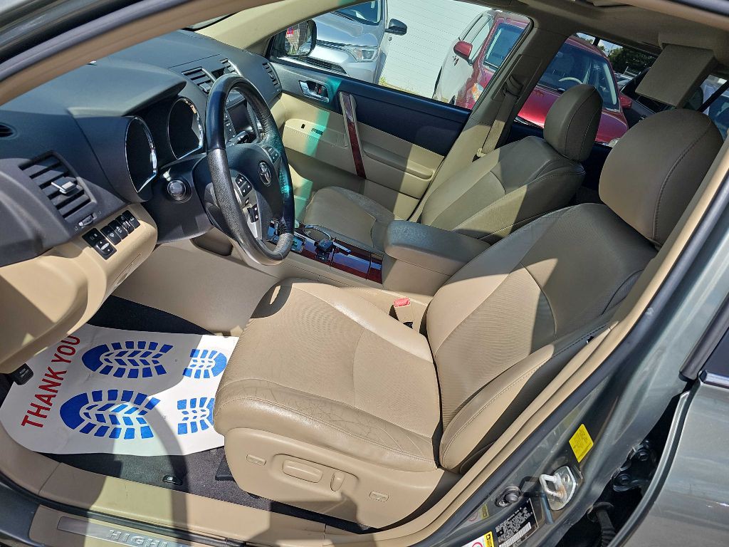 2011 Toyota Highlander Image 24