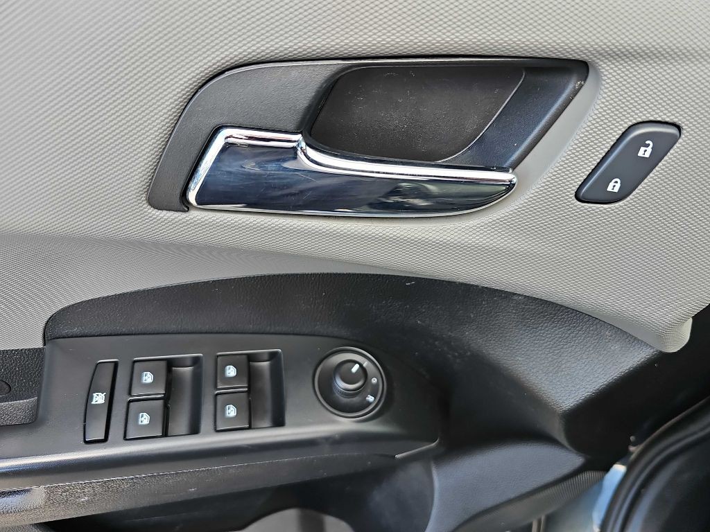 2016 Chevrolet Sonic Image 24