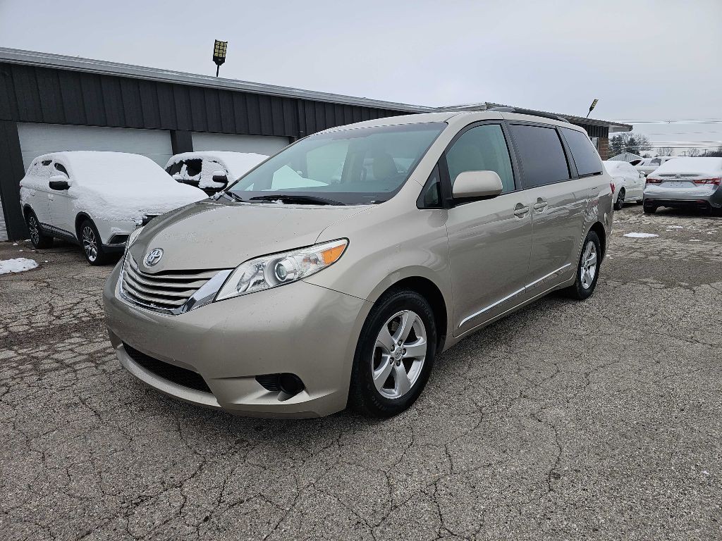 2016 Toyota Sienna Image 1