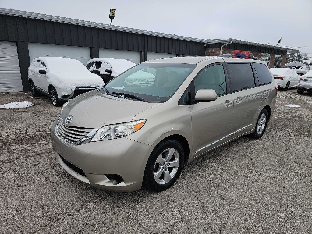 2016 Toyota Sienna Image 2