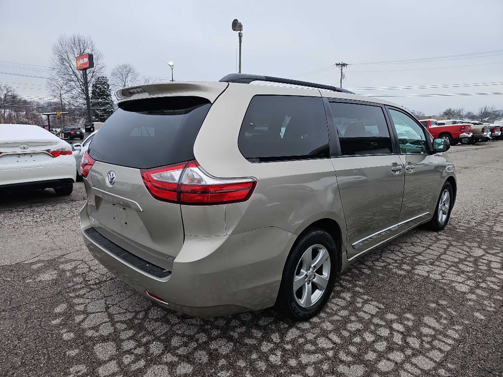 2016 Toyota Sienna Image 7