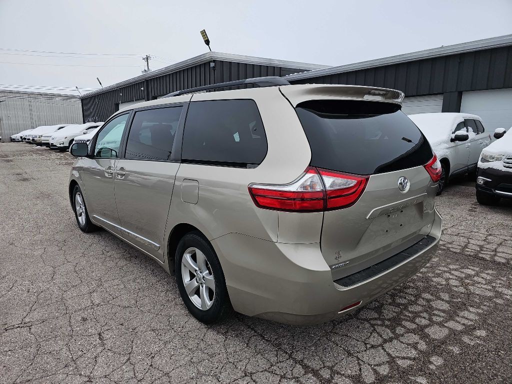 2016 Toyota Sienna Image 8