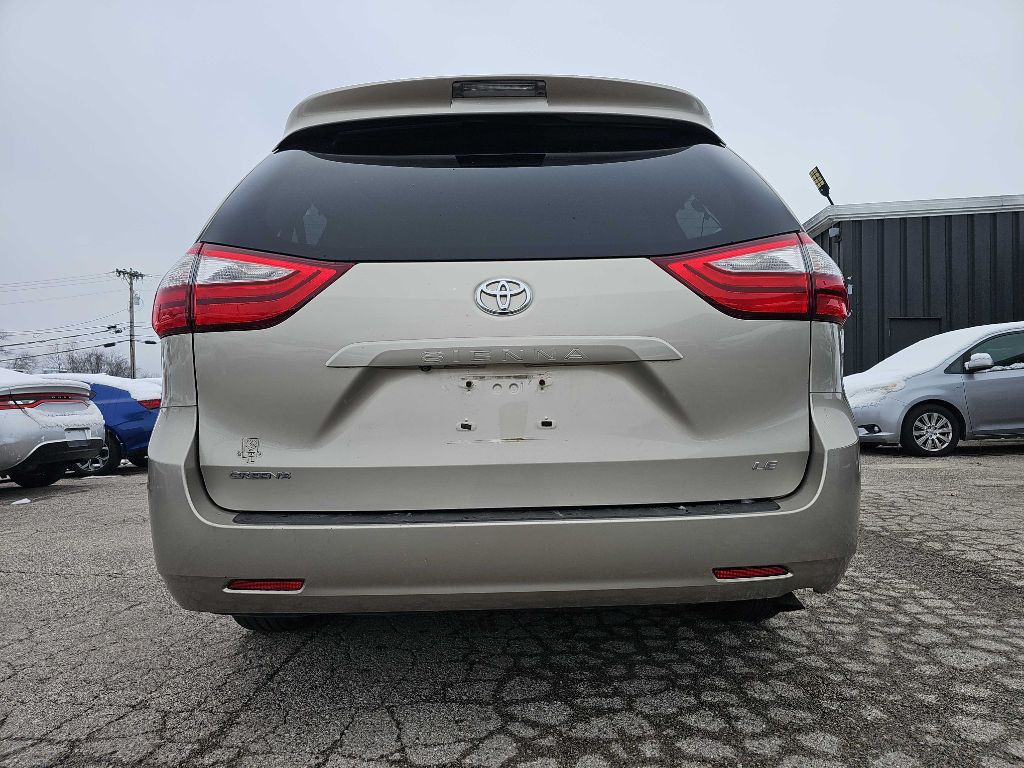 2016 Toyota Sienna Image 9