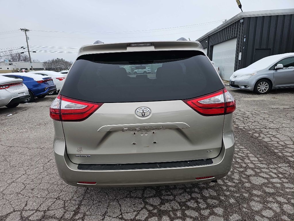 2016 Toyota Sienna Image 10