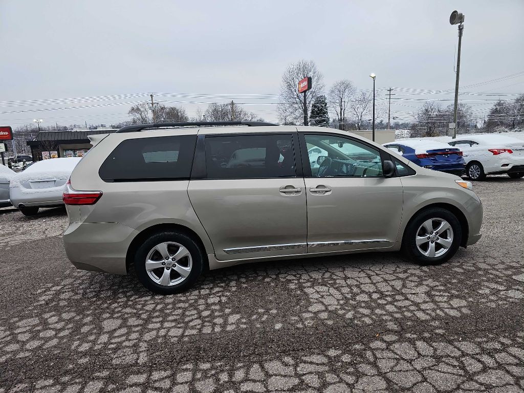2016 Toyota Sienna Image 11