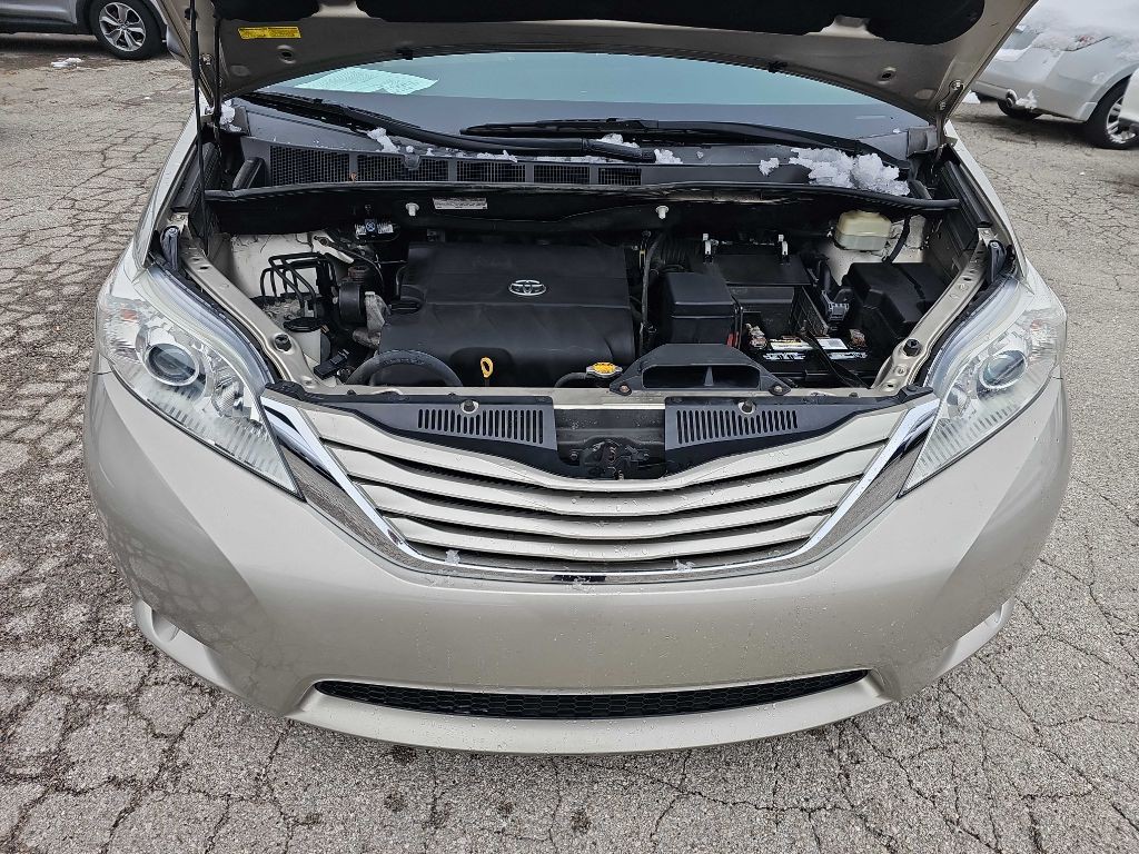 2016 Toyota Sienna Image 16