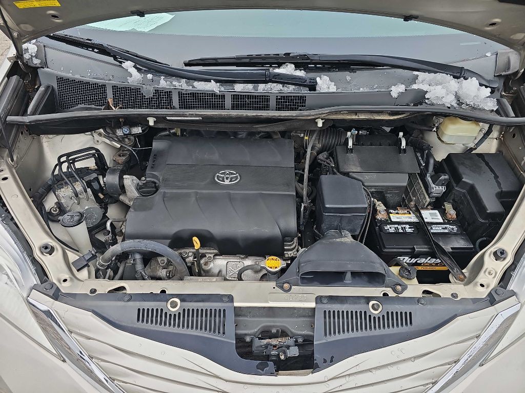 2016 Toyota Sienna Image 17