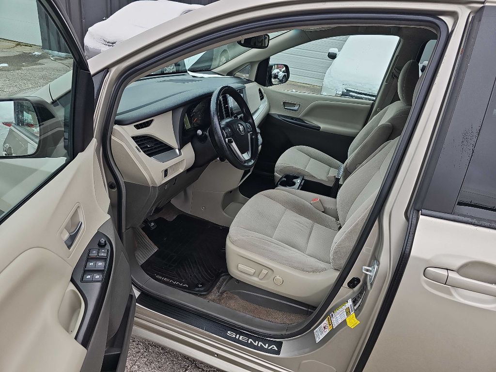 2016 Toyota Sienna Image 20