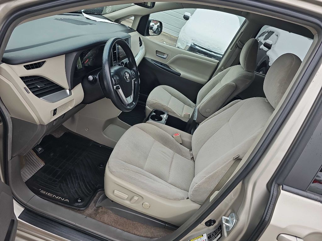 2016 Toyota Sienna Image 22