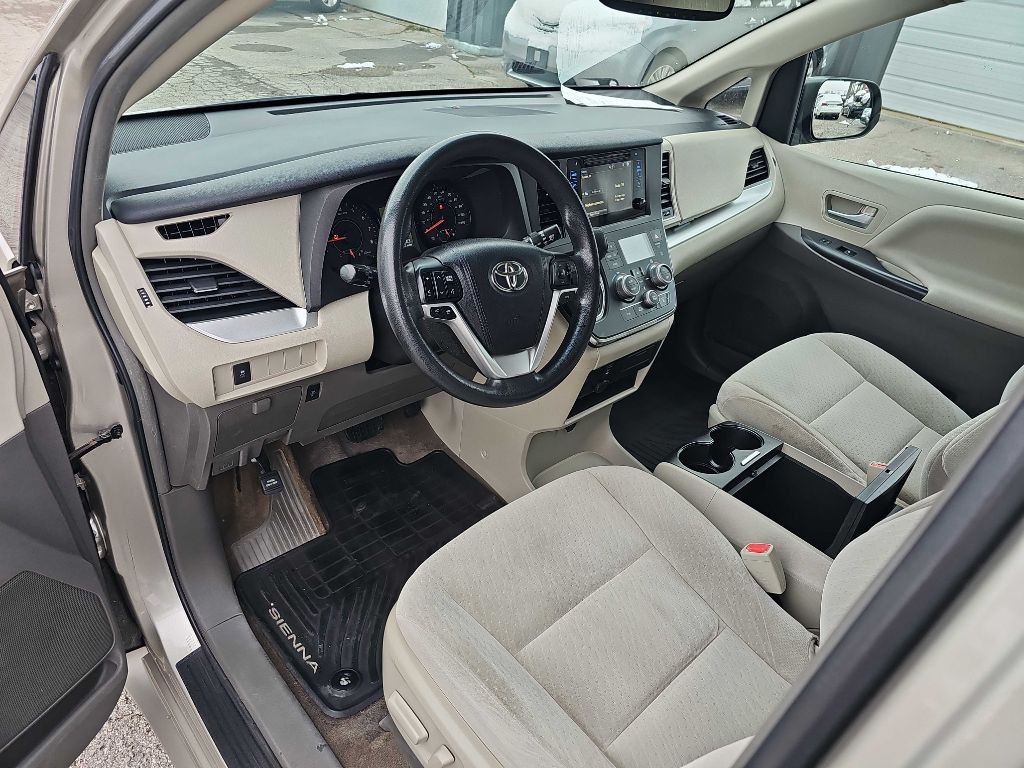 2016 Toyota Sienna Image 23