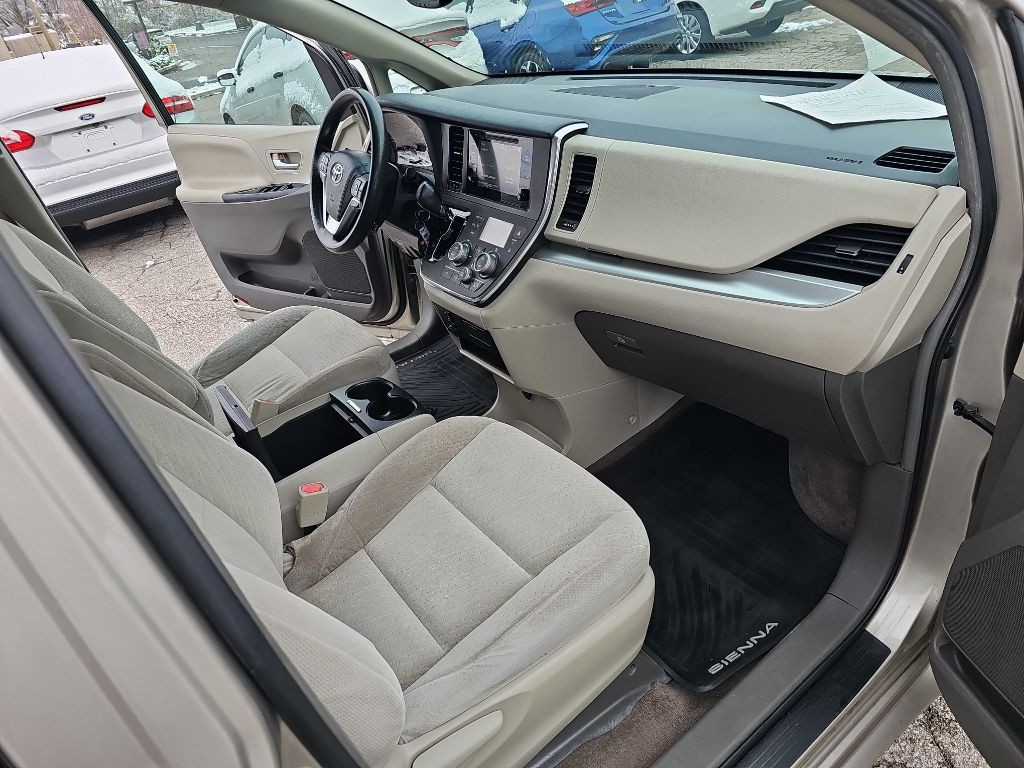 2016 Toyota Sienna Image 25