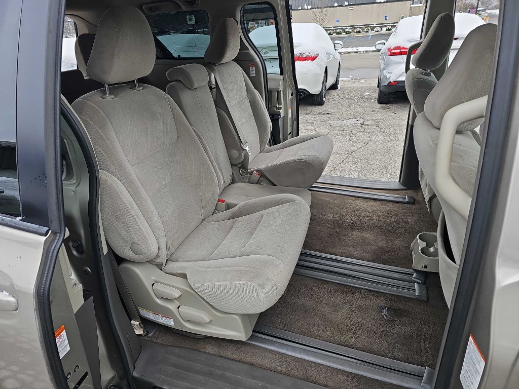 2016 Toyota Sienna Image 26