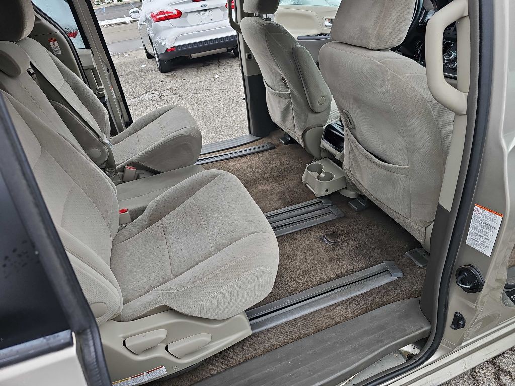 2016 Toyota Sienna Image 27