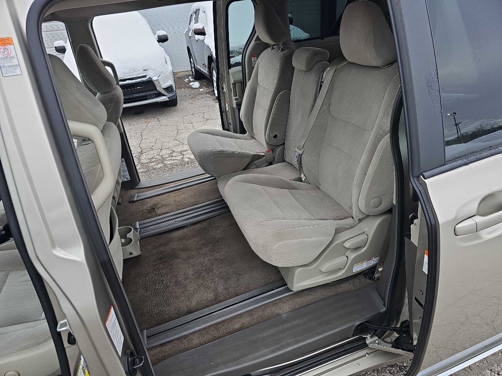 2016 Toyota Sienna Image 28