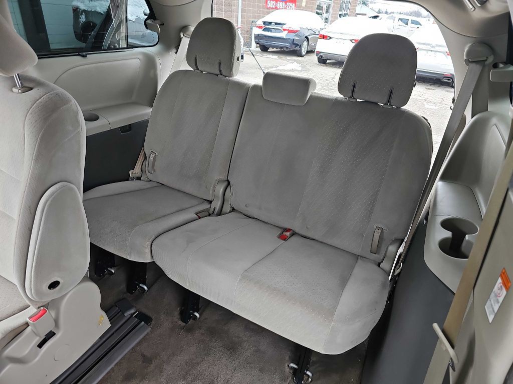 2016 Toyota Sienna Image 29