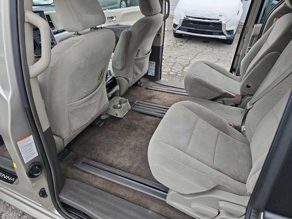 2016 Toyota Sienna Image 30