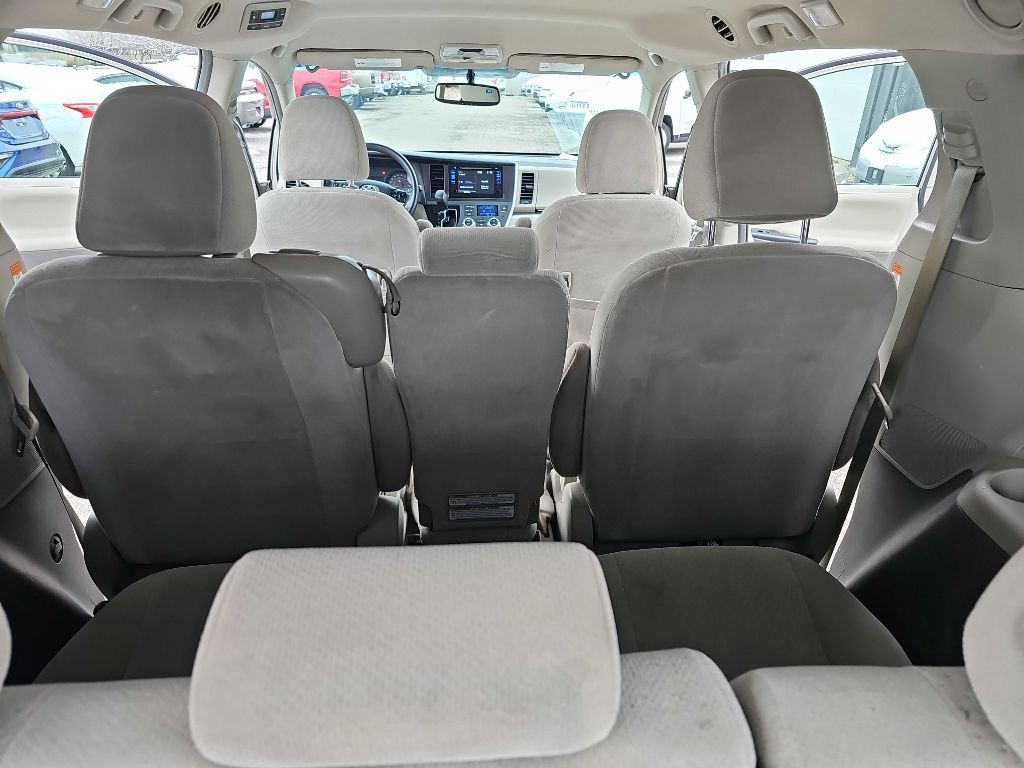 2016 Toyota Sienna Image 31