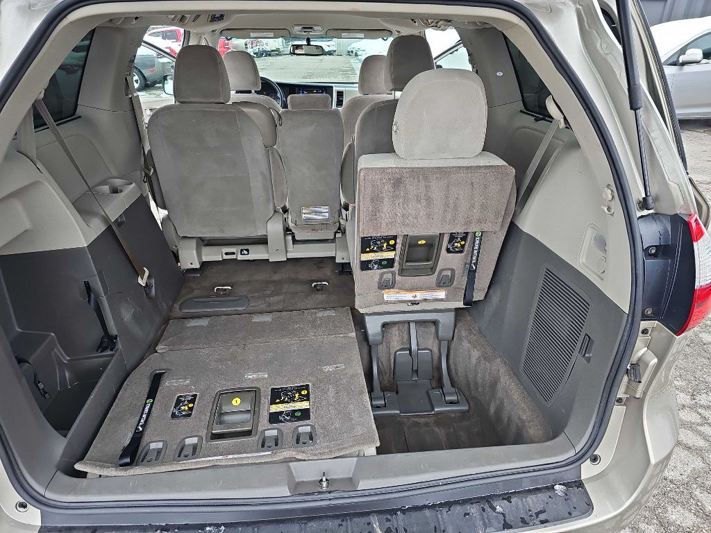 2016 Toyota Sienna Image 34