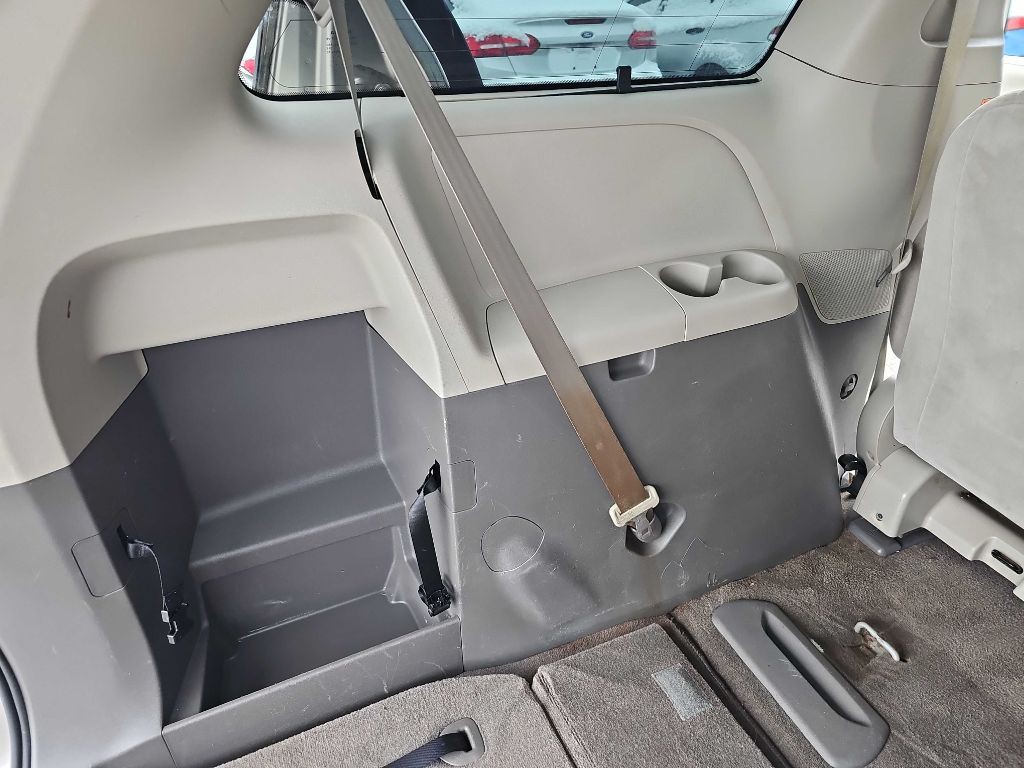 2016 Toyota Sienna Image 35