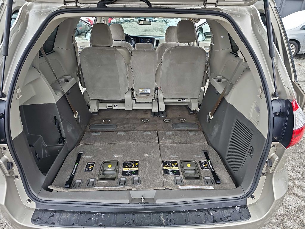 2016 Toyota Sienna Image 36