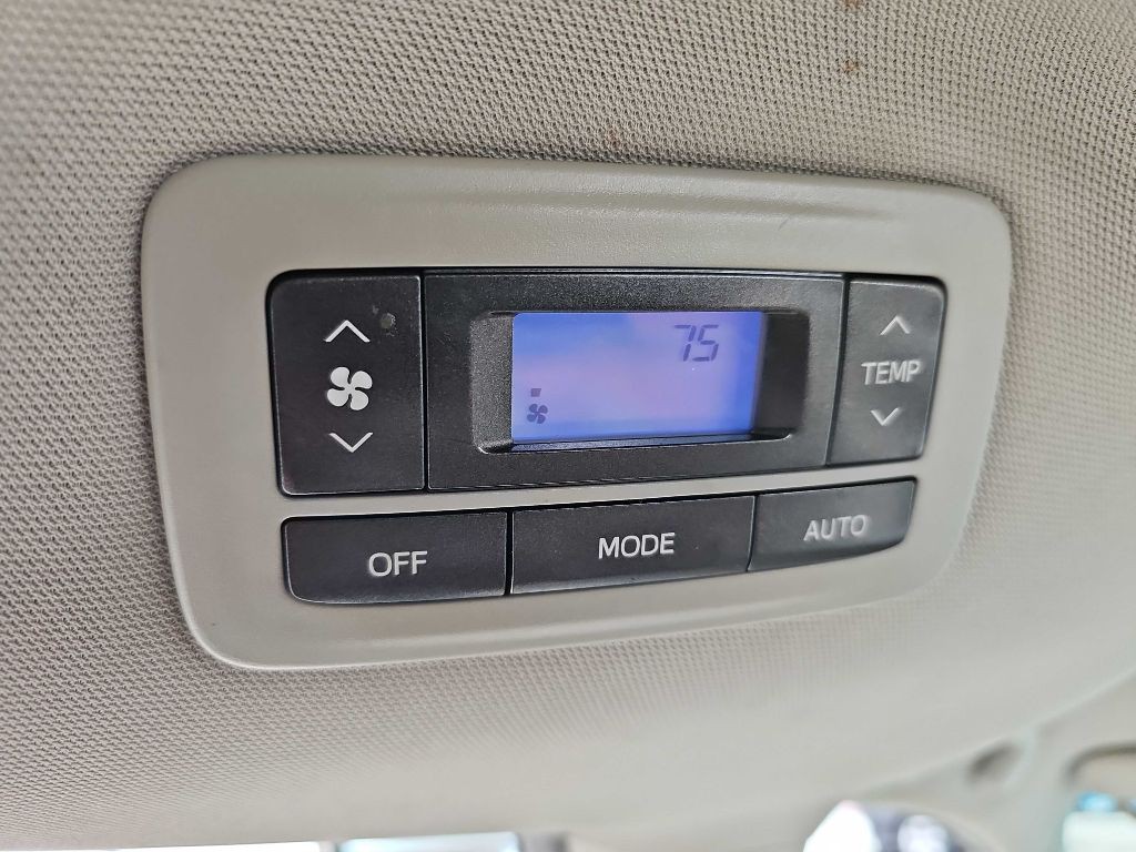 2016 Toyota Sienna Image 38